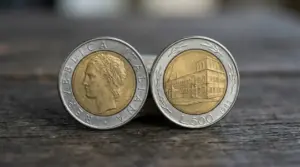 Due monete da 500 lire bimetalliche del 1982, viste fronte e retro, su superficie in legno